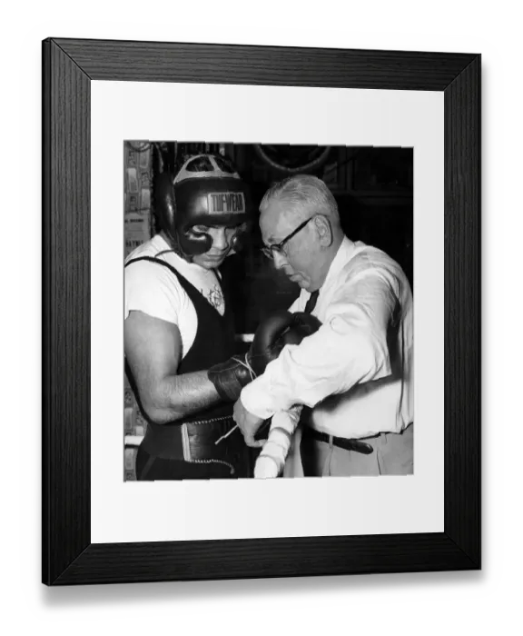 Framed Print : Argentine heavyweight boxer Alex Miteff training at Tobys Gym, today Framed Print : Argentine heavyweight boxer Alex Miteff training at Tobys Gym, today