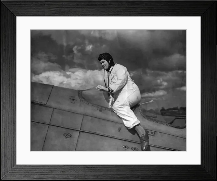 Framed Print : Elsie Creasy, a nurse at Hackney Hospital is also a member of the Civil Air Guard