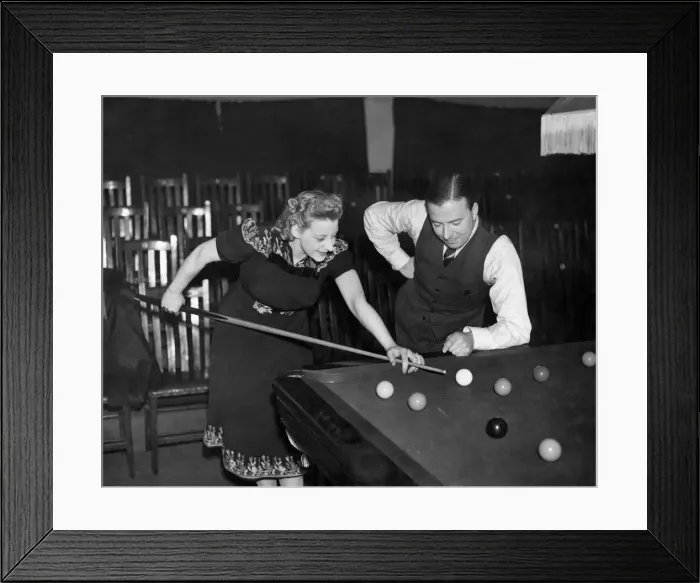 Framed Print : Miss Sheila Goodacre, of Llandudno, demonstrates a few snooker shots to Fred Davis