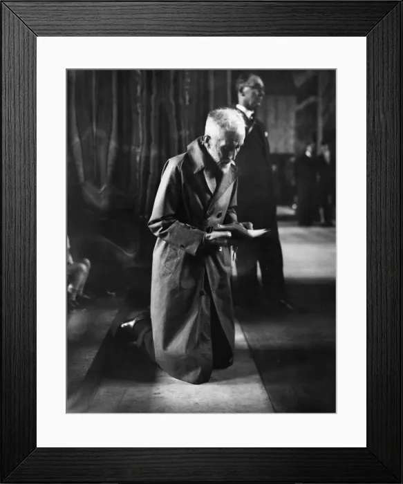 Framed Print : Day of National Prayer. At prayer in Westminster Cathedral today during the war Framed Print : Day of National Prayer. At prayer in Westminster Cathedral today during the war