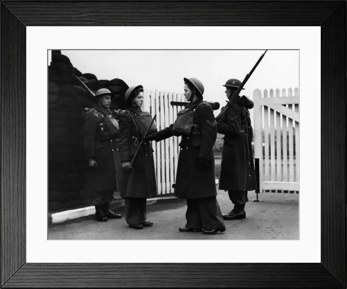 Framed Print : ATS girls of a mixed heavy a gun site at Prestwich near Manchester share general duties Framed Print : ATS girls of a mixed heavy a gun site at Prestwich near Manchester share general duties