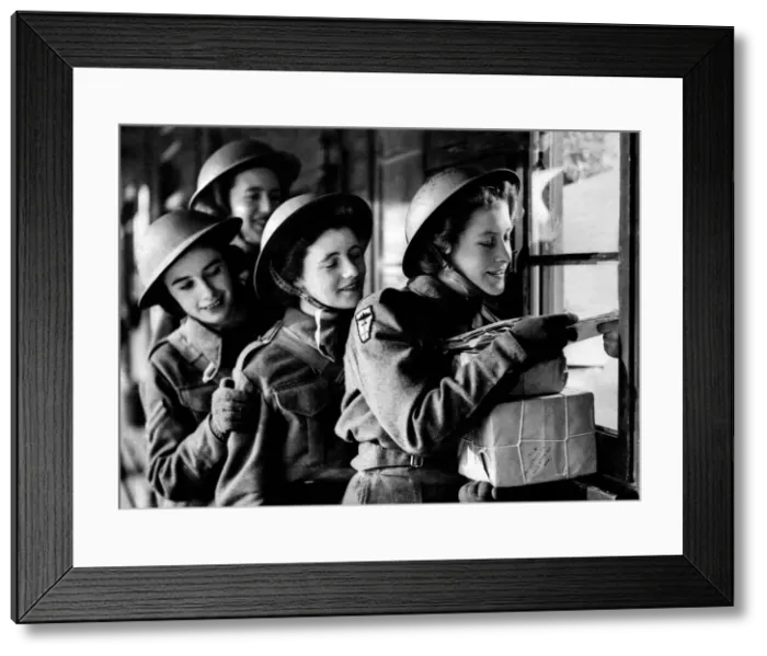 Framed Print : ATS soldiers collecting the post during the war. December 1941 P010072