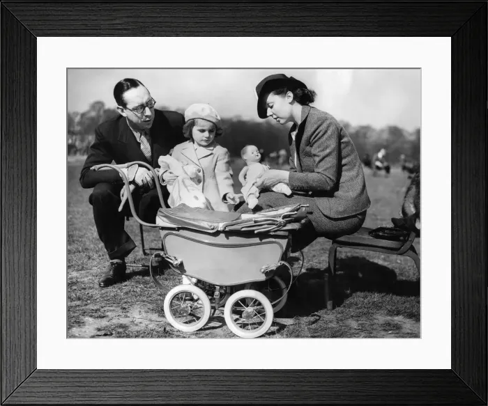 Framed Print : English actress, singer and dancer Jessie Mathews with husband Sonnie Hale Framed Print : English actress, singer and dancer Jessie Mathews with husband Sonnie Hale