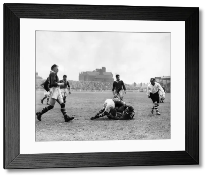 Framed Print : Salford v Warrington. Davies, the salford half-back, and Hawkins, Salford forward
