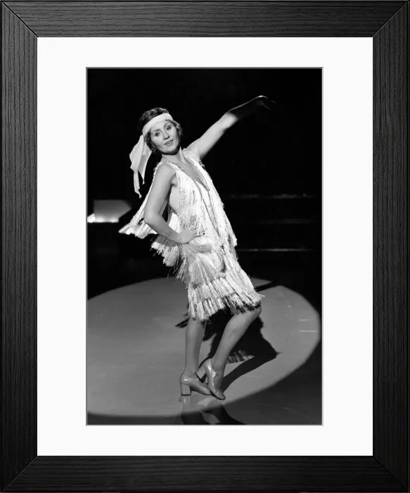 Framed Print : Pop Singer Lulu performing on stage. February 1975 75-00909-007 Framed Print : Pop Singer Lulu performing on stage. February 1975 75-00909-007