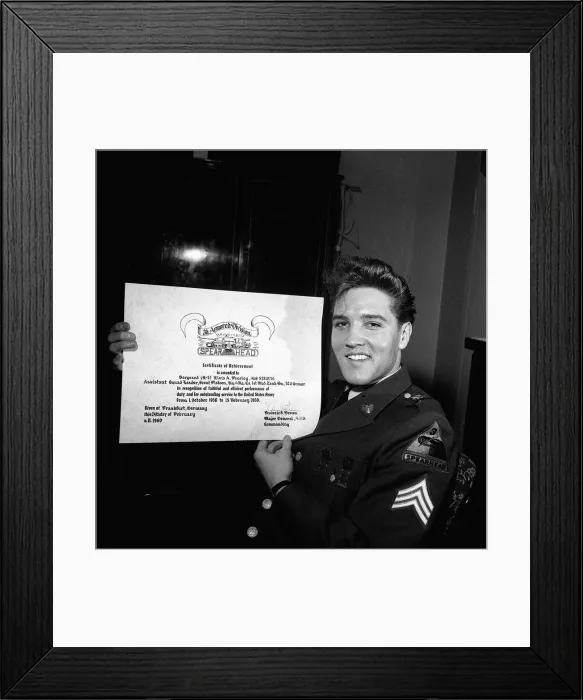 Framed Print : Elvis Presley at press conference in Germany, March 1960 Framed Print : Elvis Presley at press conference in Germany, March 1960