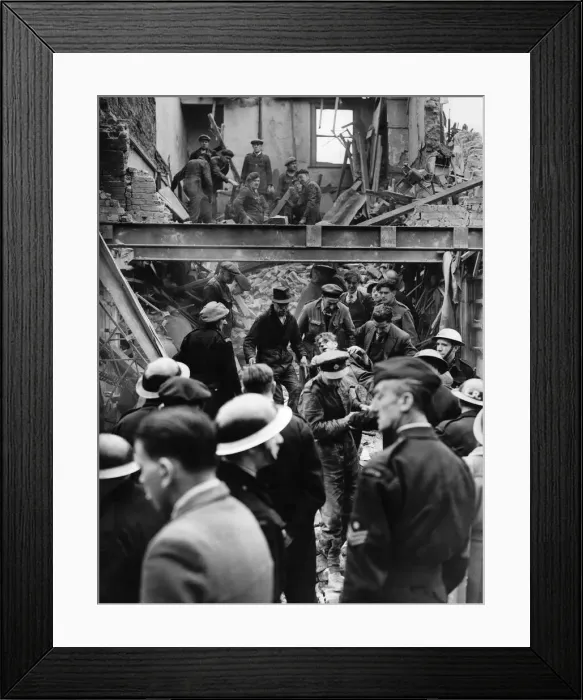 Framed Print : V1 Flying bomb damage at East Lane, Walworth. Man rescued from debris quite conscious