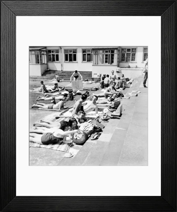 Framed Print : Holidaymakers enjoying the hot weather over the Whitsun Bank Holiday at the Galleon Pool Framed Print : Holidaymakers enjoying the hot weather over the Whitsun Bank Holiday at the Galleon Pool