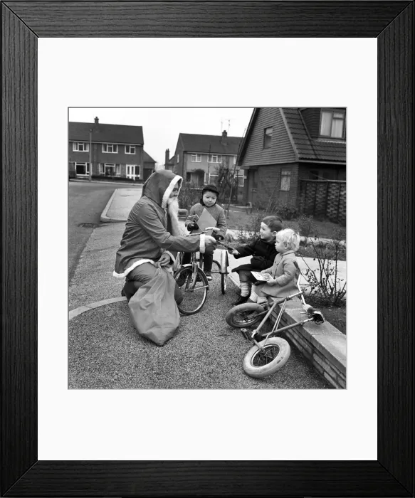 Framed Print : Geoffrey Lever of Basford, Nottinghamshire, who takes on the role of Father Christmas Framed Print : Geoffrey Lever of Basford, Nottinghamshire, who takes on the role of Father Christmas