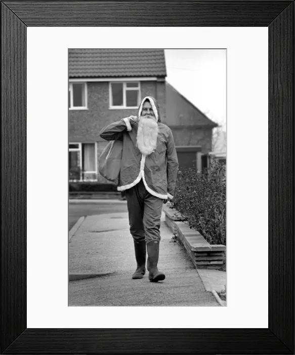 Framed Print : Geoffrey Lever of Basford, Nottinghamshire, who takes on the role of Father Christmas Framed Print : Geoffrey Lever of Basford, Nottinghamshire, who takes on the role of Father Christmas