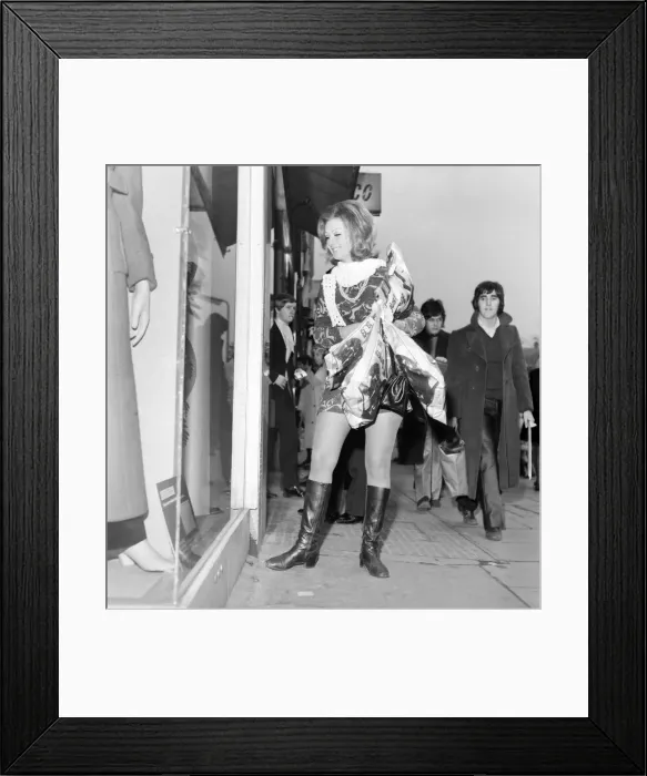 Framed Print : Jan Hookings, aged 21, pictured shopping in the Kings Road Framed Print : Jan Hookings, aged 21, pictured shopping in the Kings Road