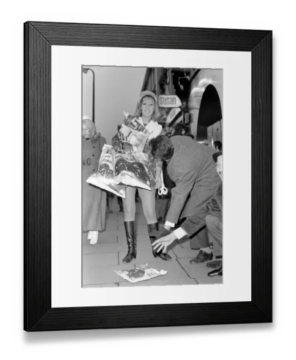 Framed Print : Jan Hookings, aged 21, pictured shopping in the Kings Road Framed Print : Jan Hookings, aged 21, pictured shopping in the Kings Road