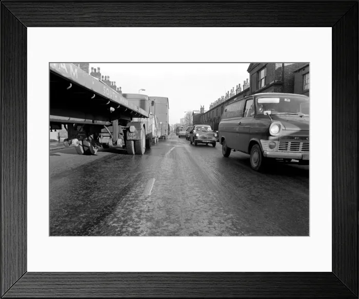 Framed Print : Weather: Traffic chaos, around Oldham, as snow, and Ice hit the North Framed Print : Weather: Traffic chaos, around Oldham, as snow, and Ice hit the North