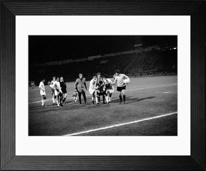 Framed Print : Sport-Football Inter City Fairs Cup: Oporto v Newcastle United