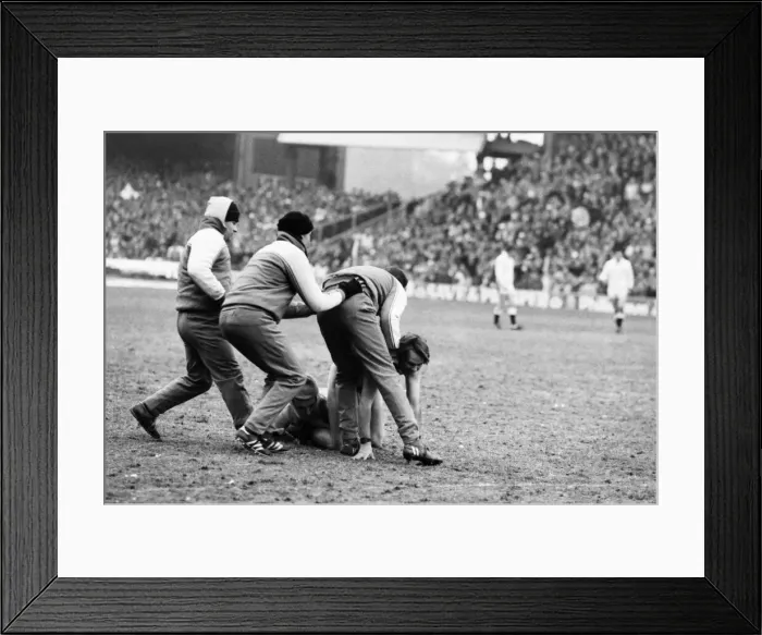 Framed Print : 1986 Five Nations Rugby Union Championship. England v Ireland Framed Print : 1986 Five Nations Rugby Union Championship. England v Ireland