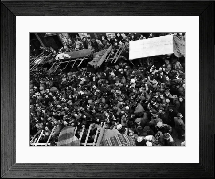 Framed Print : Christmas shoppers out in force looking for a last minute bargain cause a crush Framed Print : Christmas shoppers out in force looking for a last minute bargain cause a crush
