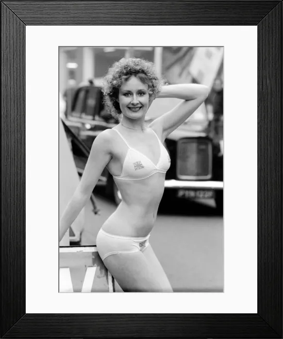 Framed Print : Model Carolyn Wright seen here on the streets of London modelling the 1975 Summer Framed Print : Model Carolyn Wright seen here on the streets of London modelling the 1975 Summer