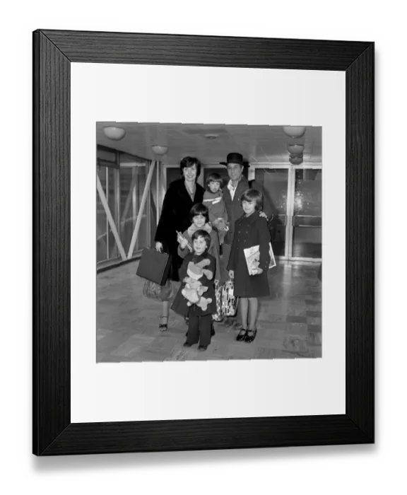 Framed Print : Film Actor Tony Curtis and wife Lesley and Children. Back Row L / R Mrs Framed Print : Film Actor Tony Curtis and wife Lesley and Children. Back Row L / R Mrs