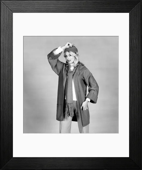 Framed Print : Womens: 1970s Fashionss  /  M: Jilly Johnson. January 1975 75-00001