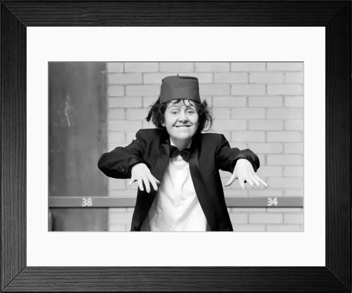 Framed Print : Lulu impersonating Tommy Cooper. January 1975 Framed Print : Lulu impersonating Tommy Cooper. January 1975