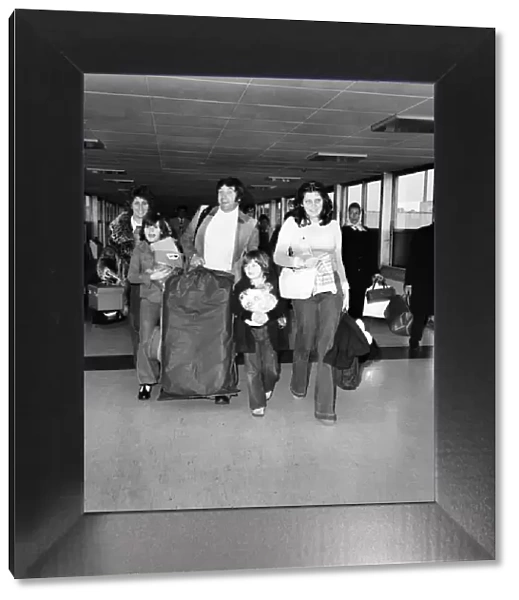 Jimmy Tarbuck and family. January 1975 75-00077-001