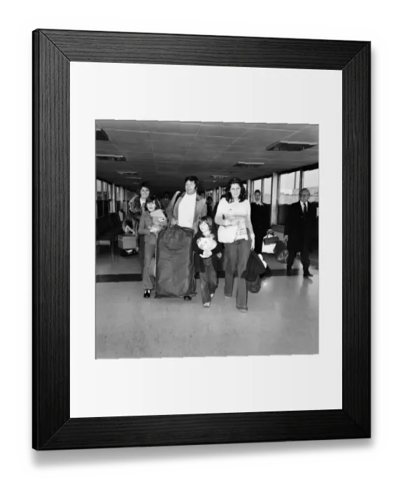 Framed Print : Jimmy Tarbuck and family. January 1975 75-00077-001 Framed Print : Jimmy Tarbuck and family. January 1975 75-00077-001