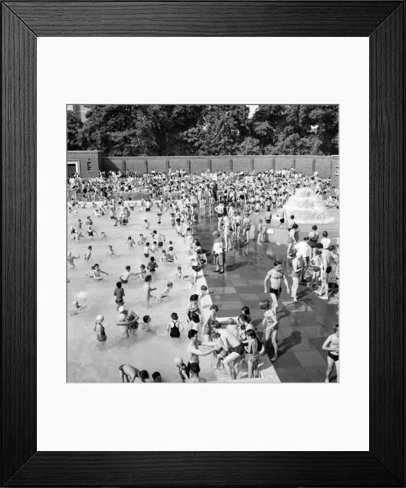Framed Print : Whitsun bank holiday crowds flock to the Brockwell Lido