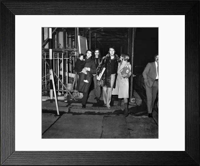 Framed Print : L-R Mary McCartney being carried by Benny Lane, Billy McCaldrey, Paul and Linda McCartney Framed Print : L-R Mary McCartney being carried by Benny Lane, Billy McCaldrey, Paul and Linda McCartney