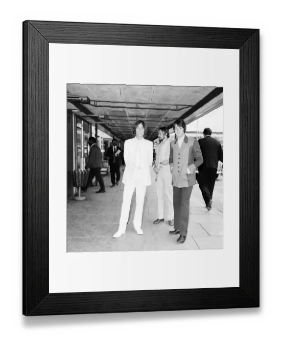 Framed Print : John Lennon and Paul McCartney at London Heathrow Airport, 11th May 1968 Framed Print : John Lennon and Paul McCartney at London Heathrow Airport, 11th May 1968