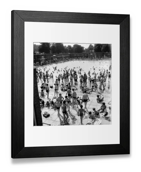 Framed Print : Whitsun bank holiday crowds flock to the Brockwell Lido Framed Print : Whitsun bank holiday crowds flock to the Brockwell Lido