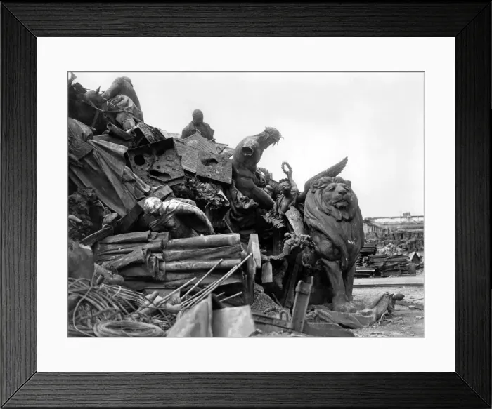 Framed Print : War salvage: Pictures taken in a German smelting yard at Hamburg which shows the shortage Framed Print : War salvage: Pictures taken in a German smelting yard at Hamburg which shows the shortage