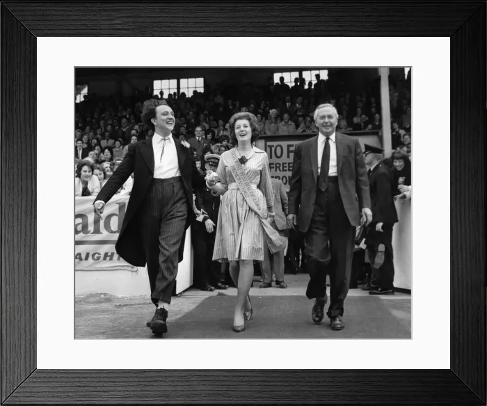 Framed Print : Ken Dodd and Mr. Harold Wilson walk towards the platform at Belle Vue Stadium with the 15 Framed Print : Ken Dodd and Mr. Harold Wilson walk towards the platform at Belle Vue Stadium with the 15