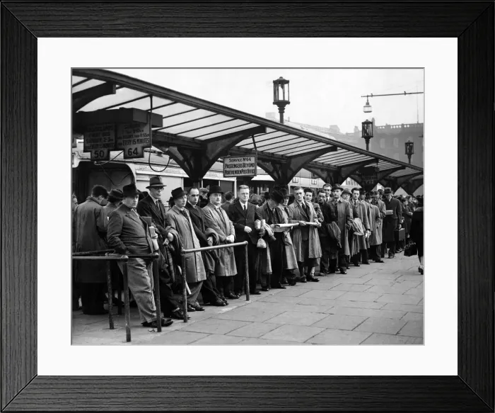 Framed Print : Queues at Piccadilly bus station in Manchester. October 1946 P009427