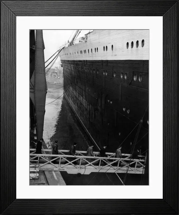 Framed Print : Strikers returning to the Cunard Liner Queen Elizabeth - but she cannot sail until Framed Print : Strikers returning to the Cunard Liner Queen Elizabeth - but she cannot sail until