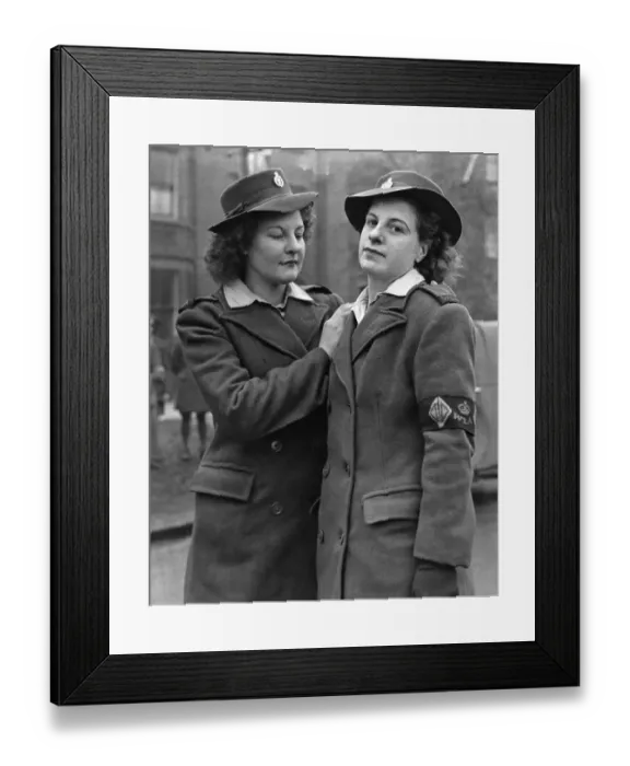 Framed Print : WomenIs Land Army. 21-year-old Margaret Bandy, who cricked her neck practising the neyes