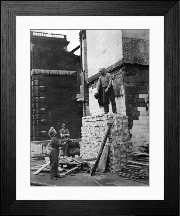 Framed Print : World War II Women: Only 4ft. 11 ins in height, Private Phyllis Lawrie Framed Print : World War II Women: Only 4ft. 11 ins in height, Private Phyllis Lawrie
