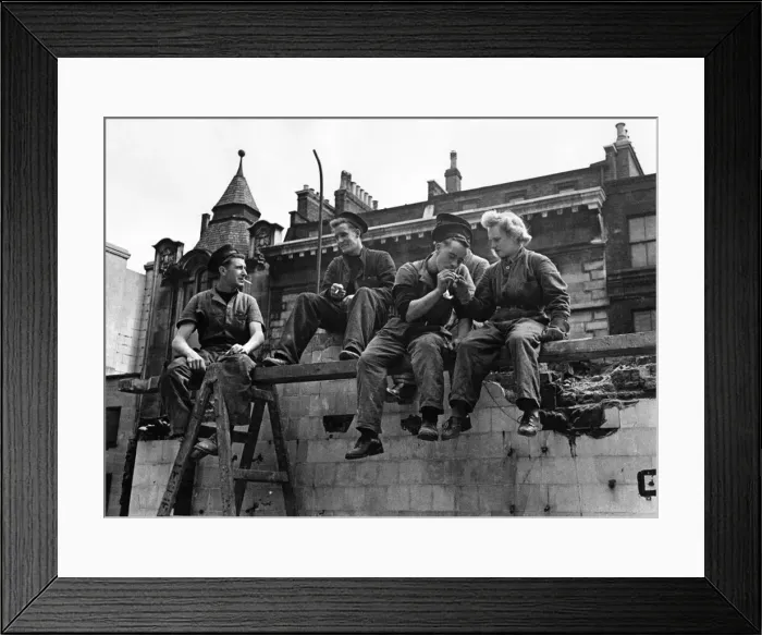 Framed Print : World War II Women: Only 4ft. 11 ins in height, Private Phyllis Lawrie Framed Print : World War II Women: Only 4ft. 11 ins in height, Private Phyllis Lawrie
