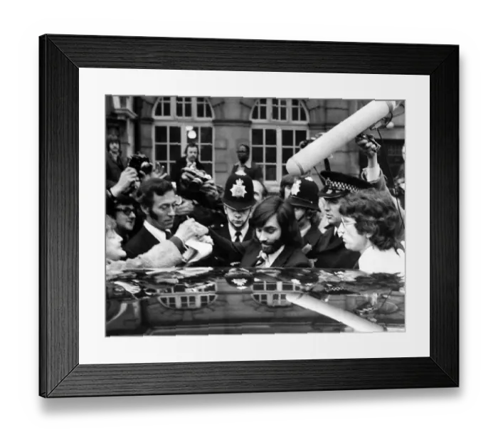 Framed Print : Footballer George Best leaving Marylebone Megistrates Court Framed Print : Footballer George Best leaving Marylebone Megistrates Court