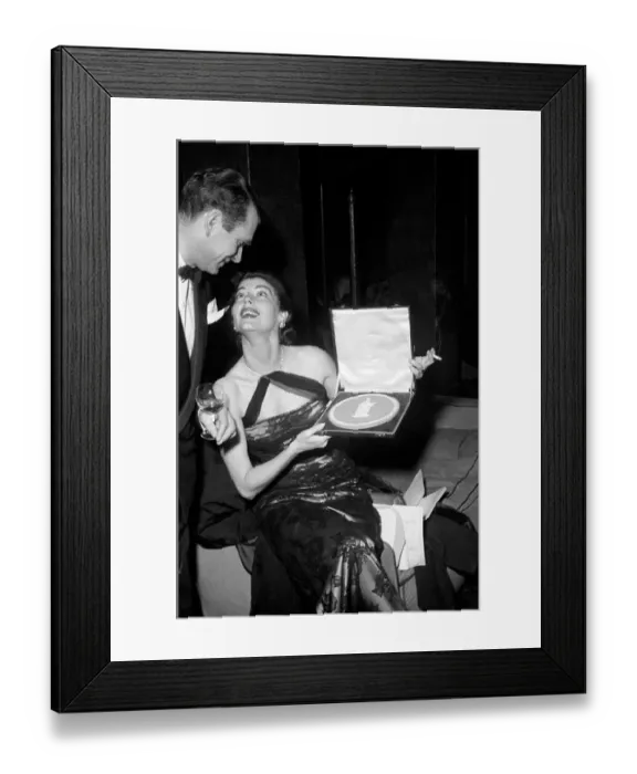 Framed Print : National film awards 1953 - Ava Gardner showing Sir Laurence Olivier the plaque she Framed Print : National film awards 1953 - Ava Gardner showing Sir Laurence Olivier the plaque she
