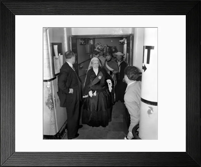 Framed Print : Anna Neagle as Queen Victoria in the musical Glorious Days Framed Print : Anna Neagle as Queen Victoria in the musical Glorious Days