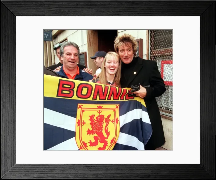 Framed Print : Rod Stewart in Paisley Scotland November 1999 outside pub in paisley with unnamed Framed Print : Rod Stewart in Paisley Scotland November 1999 outside pub in paisley with unnamed