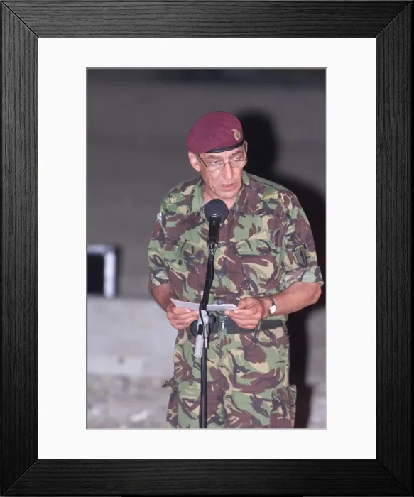 Framed Print : Sir Mike Jackson reveals the deals off this morning, June 1999 Framed Print : Sir Mike Jackson reveals the deals off this morning, June 1999