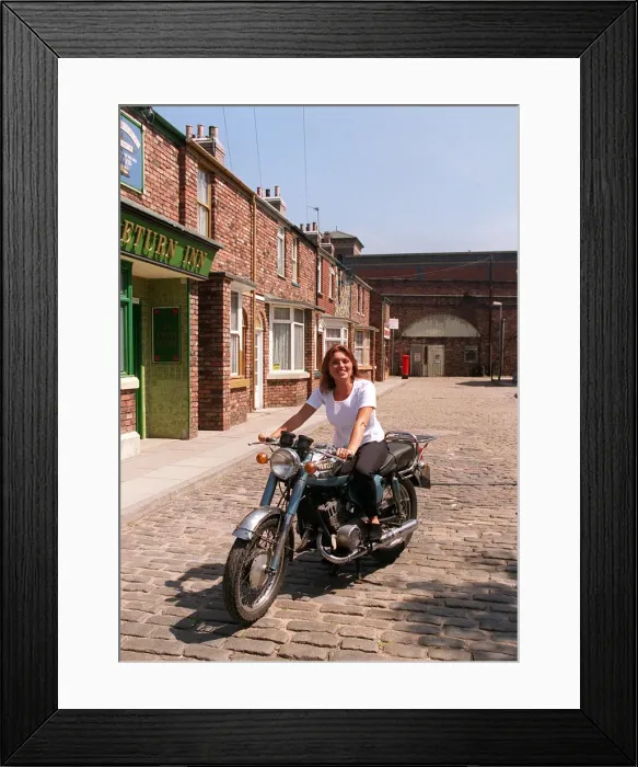 Framed Print : THE STREETS GLAMOROUS NEW BARMAID NUMBER 37 ACTRESS MAID TINA HOBLEY WHO PLAYS SAMANTHA Framed Print : THE STREETS GLAMOROUS NEW BARMAID NUMBER 37 ACTRESS MAID TINA HOBLEY WHO PLAYS SAMANTHA