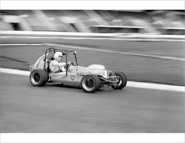 Mini Grand Prix: White City Stadium: Graham Hill. March 1975 75-01610
