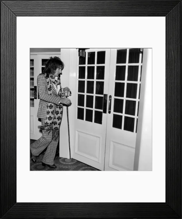 Framed Print : Rod Steward at Shafesbury Theatre. January 1975 75-00036 Framed Print : Rod Steward at Shafesbury Theatre. January 1975 75-00036