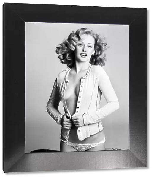 Glamour model posing in the studio January 1975 75-00446