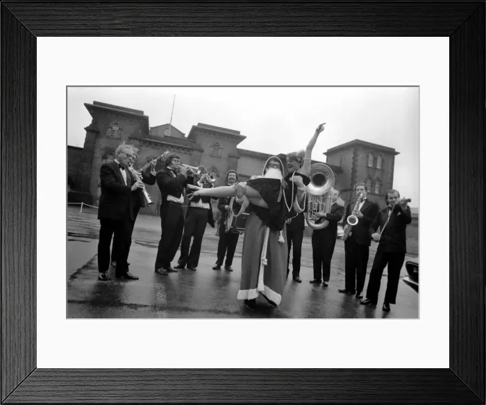 Framed Print : Wandsworth Prisoners Get A 1920Is Christmas: For 500 prisoners of Wandsworth Prison Framed Print : Wandsworth Prisoners Get A 1920Is Christmas: For 500 prisoners of Wandsworth Prison