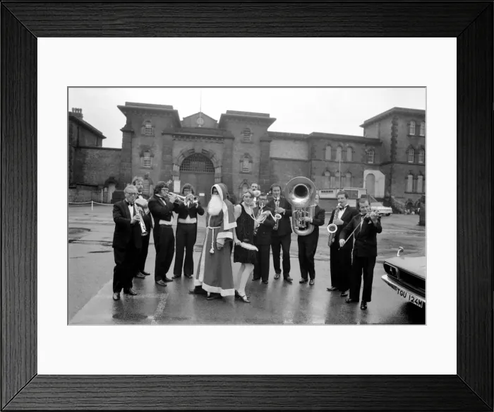 Framed Print : Wandsworth Prisoners Get A 1920Is Christmas: For 500 prisoners of Wandsworth Prison Framed Print : Wandsworth Prisoners Get A 1920Is Christmas: For 500 prisoners of Wandsworth Prison