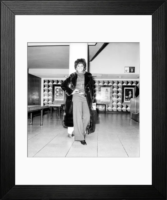Framed Print : Shirley Bassey pictured at Heathrow Airport. March 1971 71-2132 Framed Print : Shirley Bassey pictured at Heathrow Airport. March 1971 71-2132