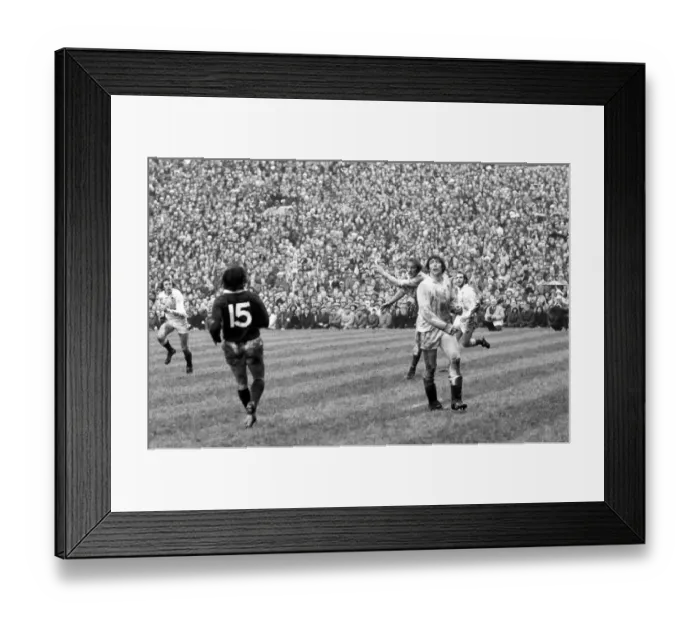 Framed Print : Action from the Triple Crown match between England (7) v. Scotland (6) at Twickenham Framed Print : Action from the Triple Crown match between England (7) v. Scotland (6) at Twickenham